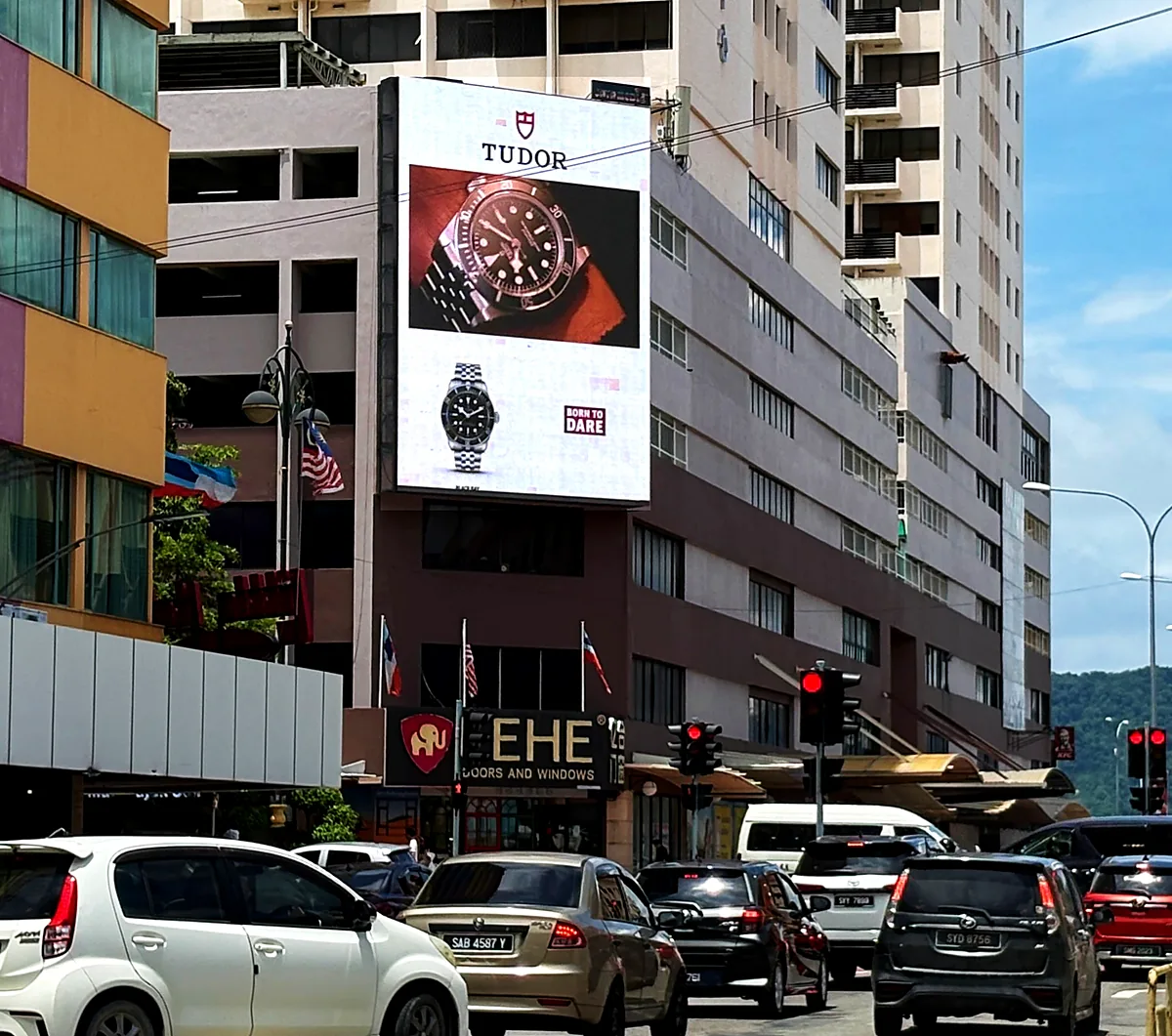 ป้ายโฆษณานาฬิกา Tudor บนอาคารในเมือง