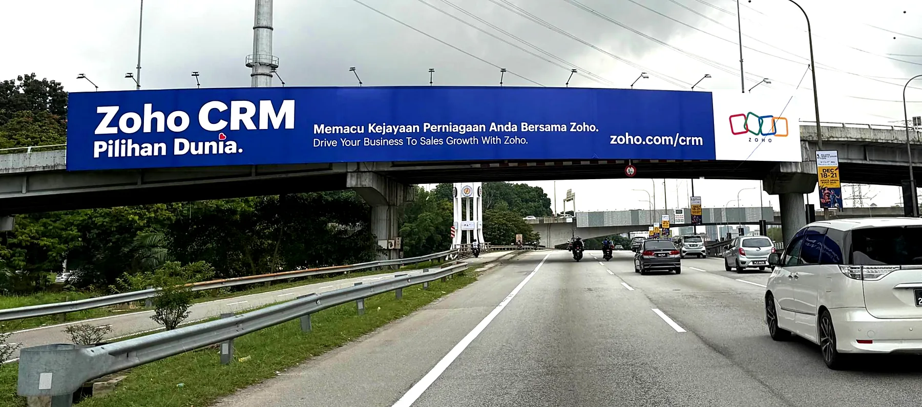 ป้ายโฆษณา Zoho CRM บนสะพานลอยทางด่วน